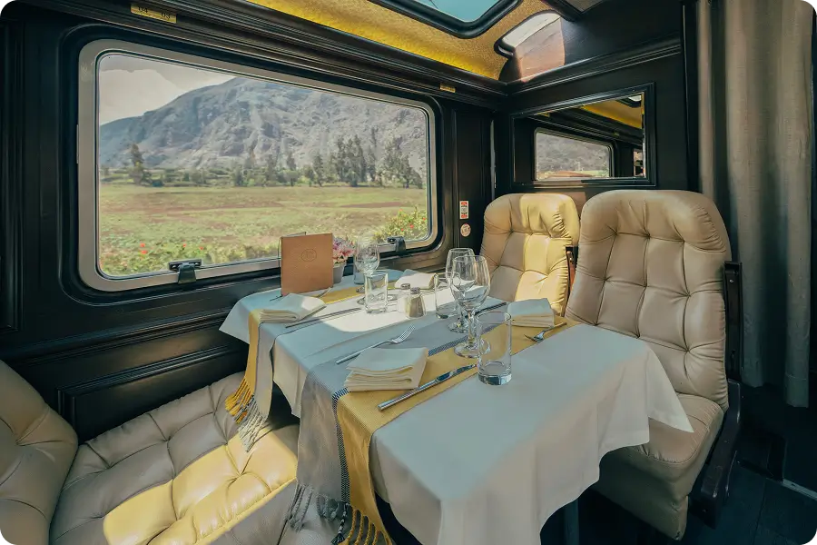 Intérieur du train de première classe IncaRail